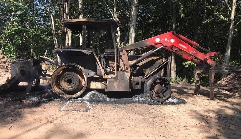 Lastiklerini kesip ateşe verdiler