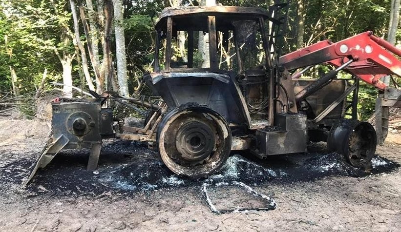 Lastiklerini kesip ateşe verdiler