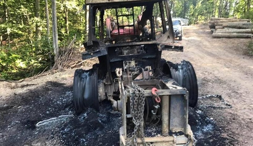 Lastiklerini kesip ateşe verdiler