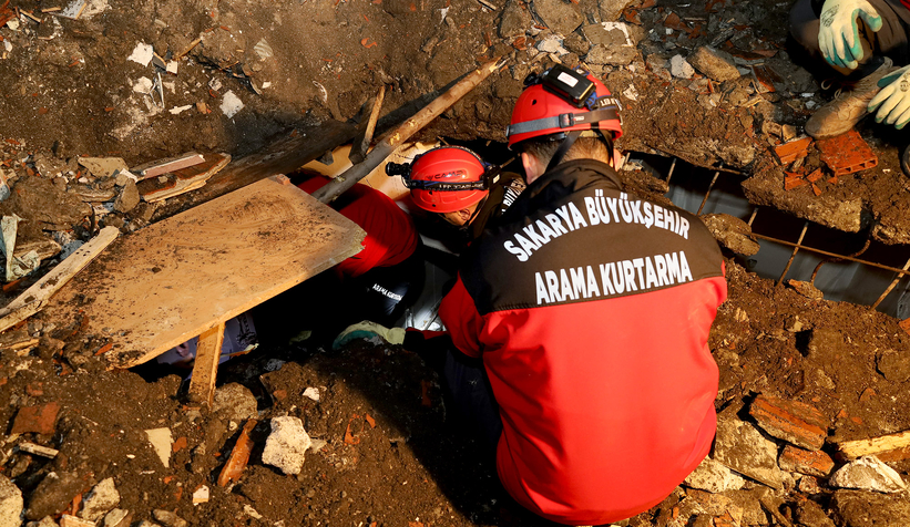 Lise enkazında tatbikat yaptı