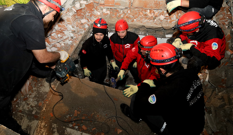 Lise enkazında tatbikat yaptı