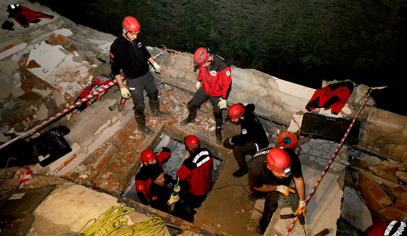 Lise enkazında tatbikat yaptı