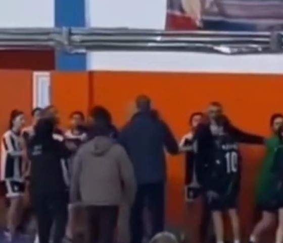 liselerarasi-kiz-futsal-final-macinda-kavgazhror1bywg