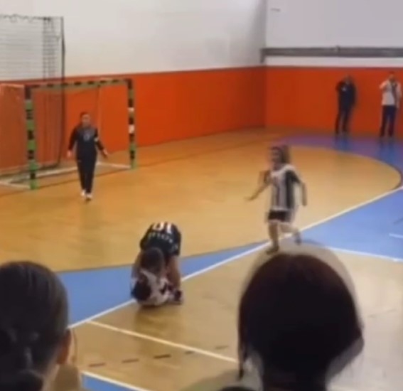 liselerarasi-kiz-futsal-final-macinda-kavgazhror1bywg
