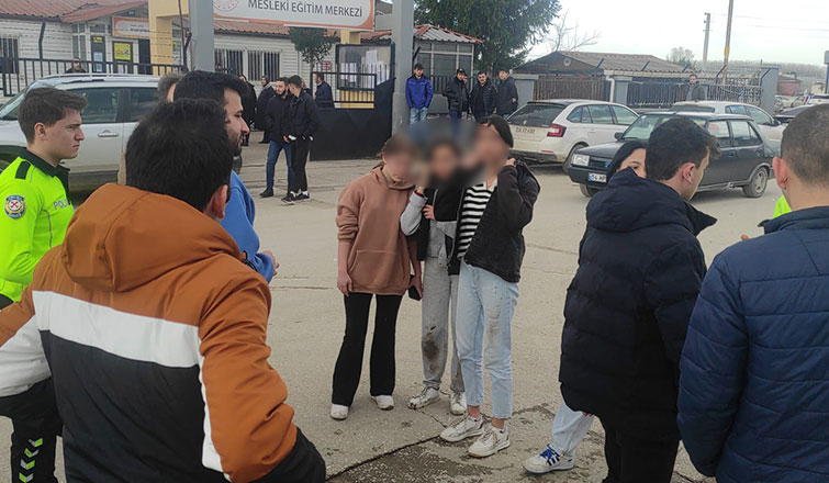 Liseli kızlar kavga etti