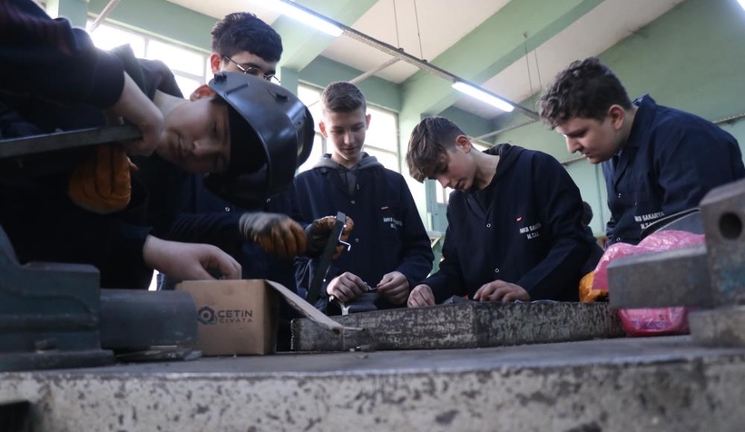 Liseli öğrenciler depremzedeler için soba yapıyor