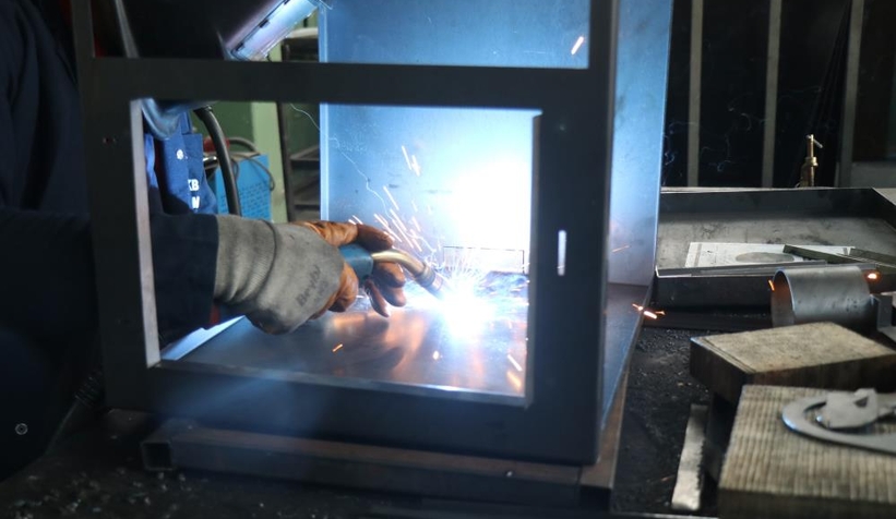 Liseli öğrenciler depremzedeler için soba yapıyor