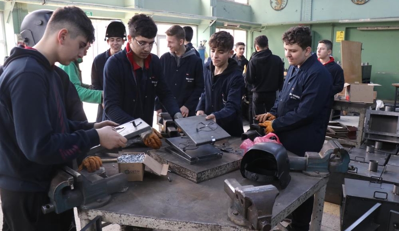 Liseli öğrenciler depremzedeler için soba yapıyor