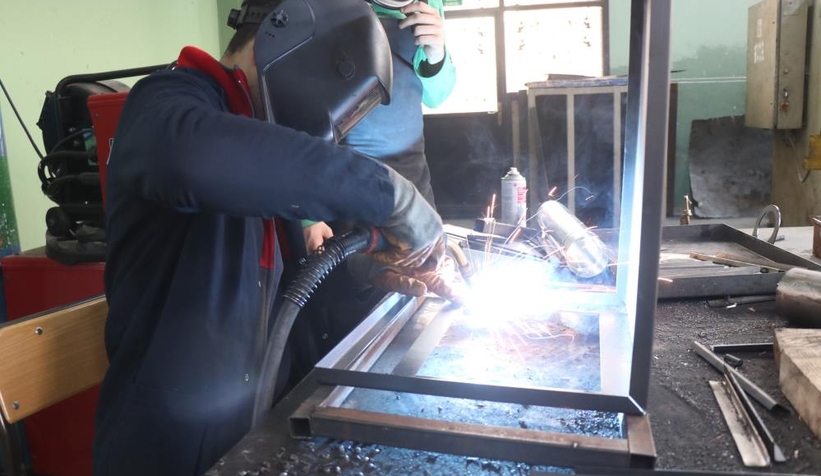 Liseli öğrenciler depremzedeler için soba yapıyor