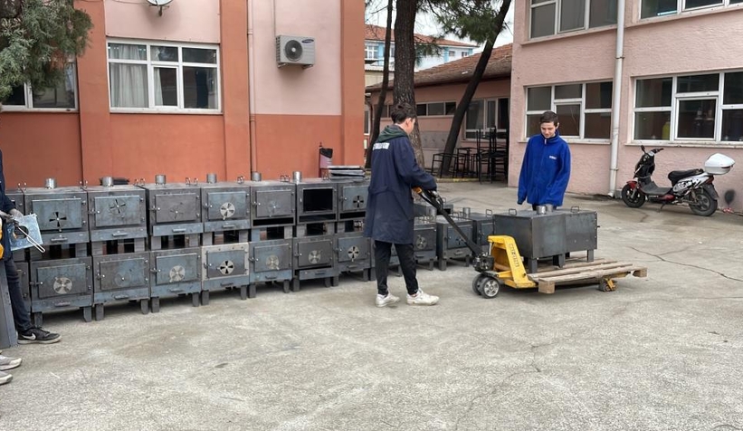 Liseli öğrenciler depremzedeler için soba yapıyor