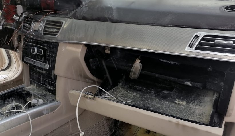 Lüks araç alev aldı