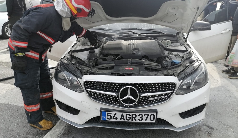 Lüks araç alev aldı