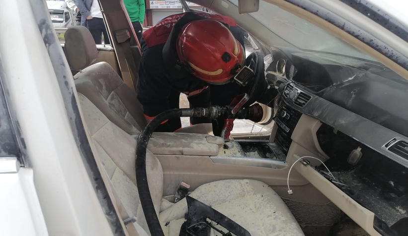 Lüks araç alev aldı