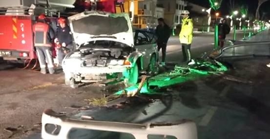 Lüks araç direğe çarptı: 2 yaralı