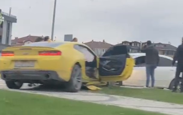 Lüks araç otomobille çarpıştı: 1 yaralı