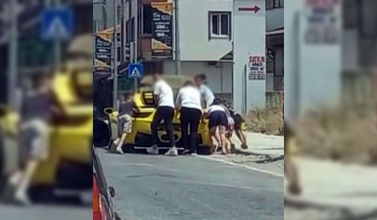 Lüks aracın çevresinde toplanarak ittirdiler, başarılı olamadılar