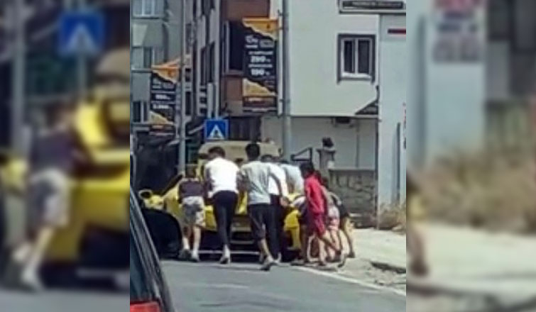 Lüks aracın çevresinde toplanarak ittirdiler, başarılı olamadılar