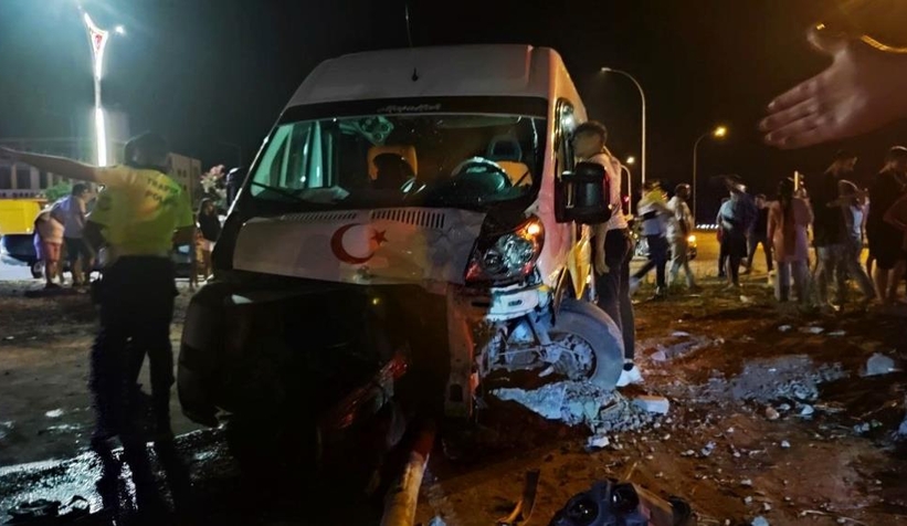 luks-otomobil-ile-minibus-kavsakta-carpisti-1-yaralitdjwnzzeq0