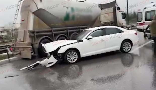 Lüks otomobillerin karıştığı zincirleme kaza: 2 ağır yaralı
