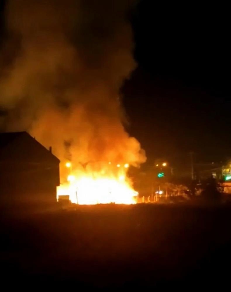 Lunaparktaki çadır alev alev yandı