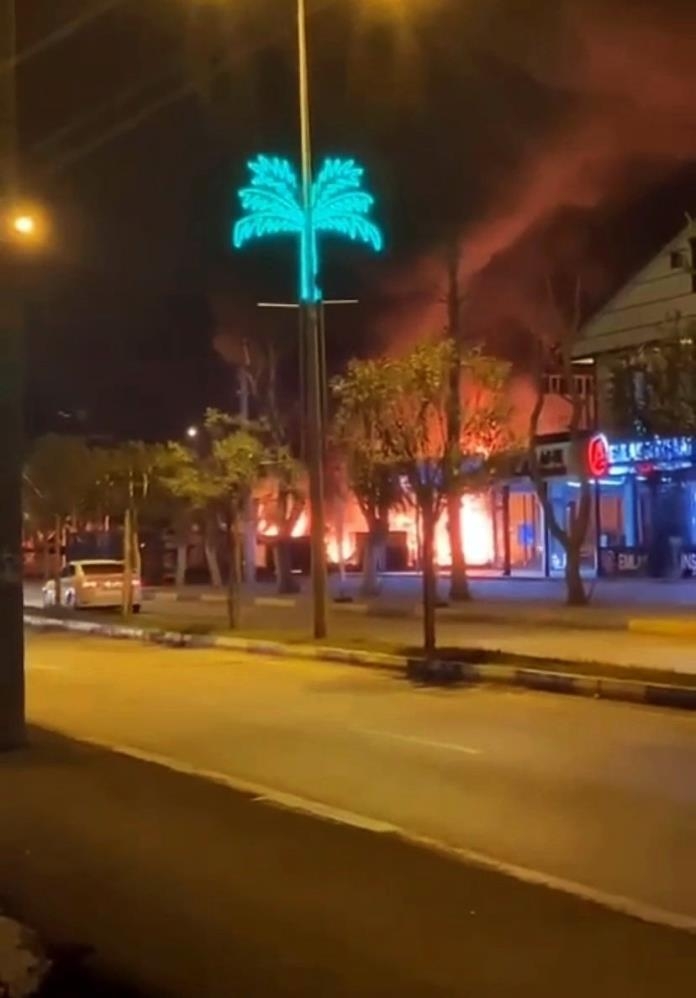 Lunaparktaki çadır alev alev yandı