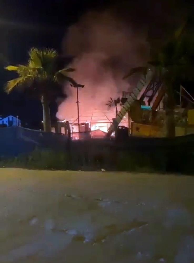 Lunaparktaki çadır alev alev yandı