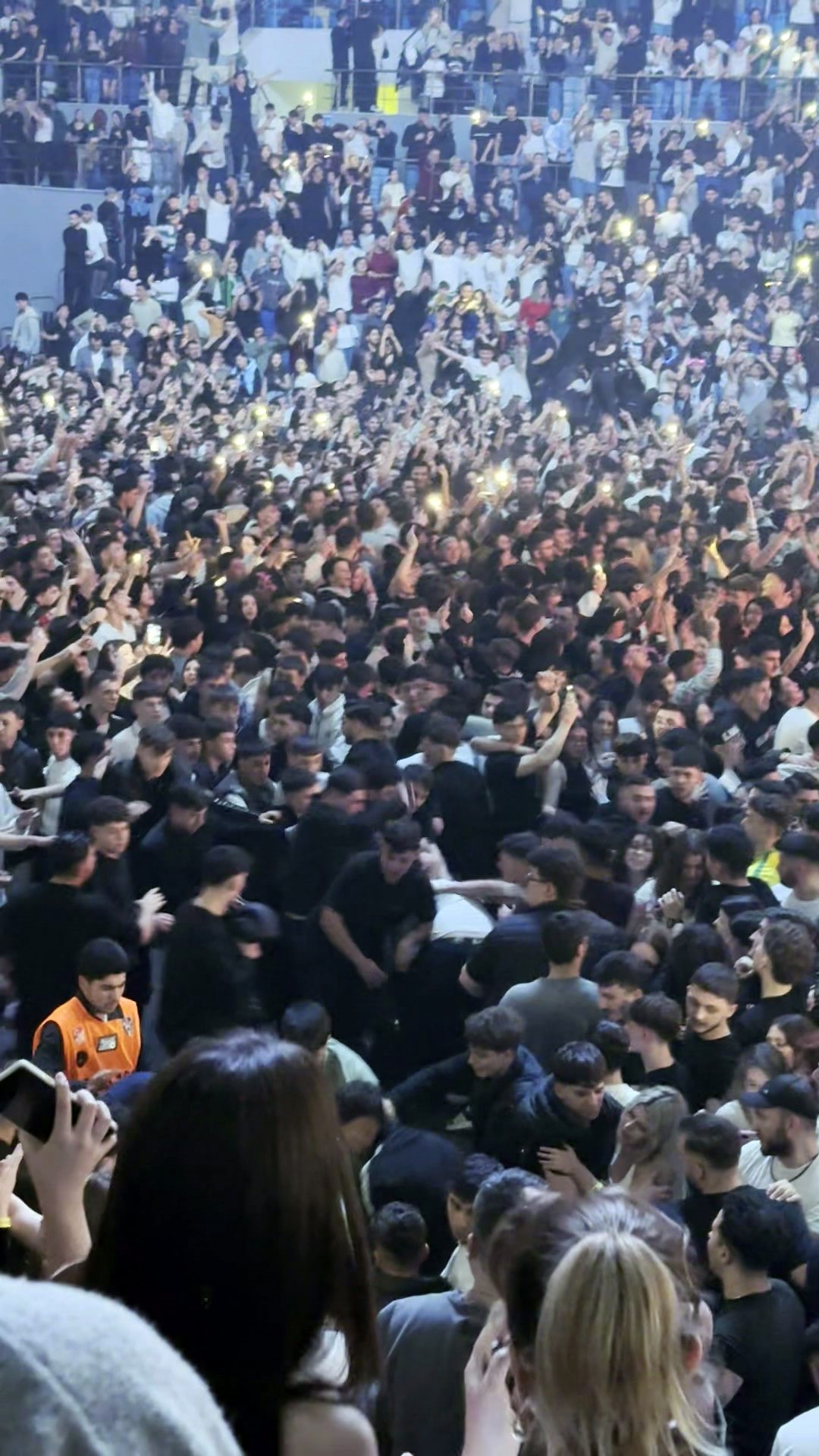 Lvbel C5 konserinde ortalık karıştı; Tekme tokat darp edildi