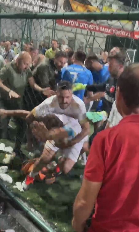 Maç tatil edilince hakemi darp ettiler