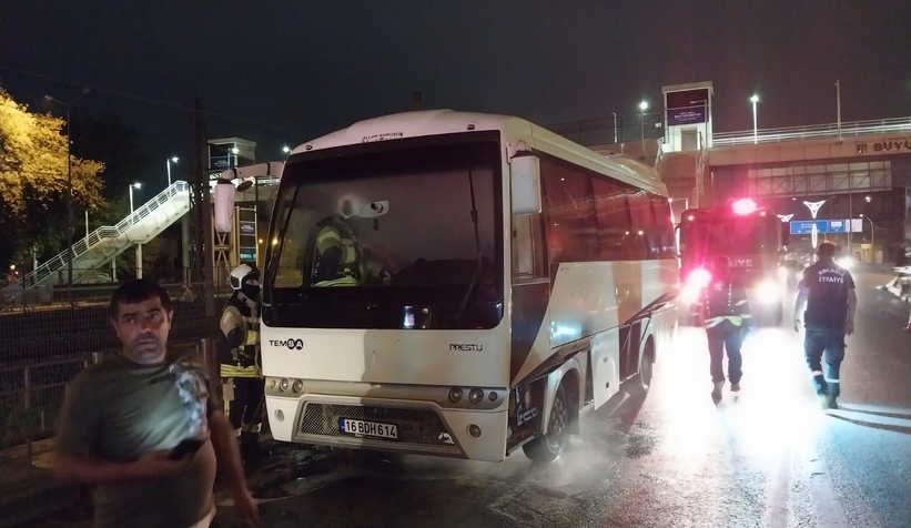 Maçtan dönen SAKTİM ekibi yanan araca müdahale etti