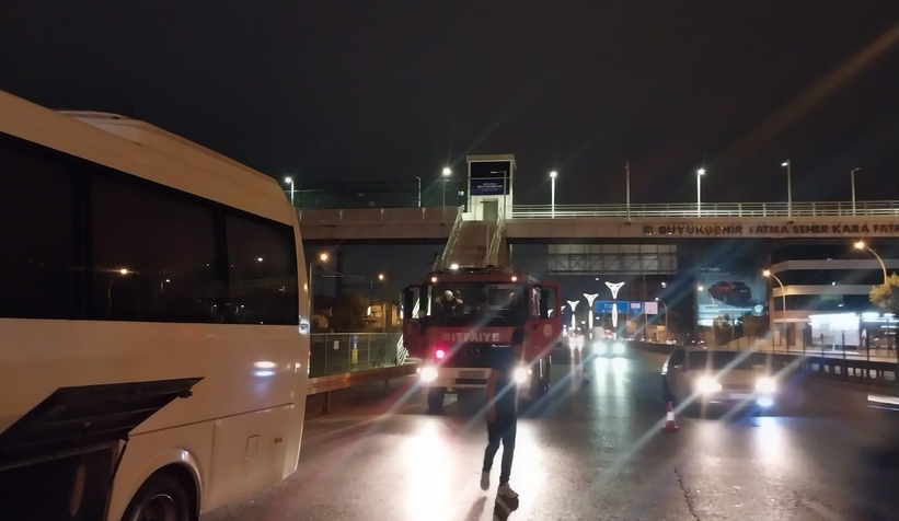 Maçtan dönen SAKTİM ekibi yanan araca müdahale etti