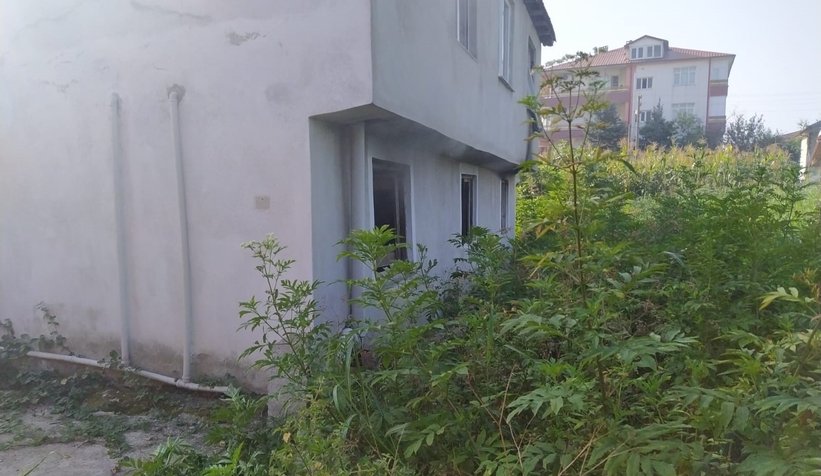 Madde bağımlısı evi ateşe verdi