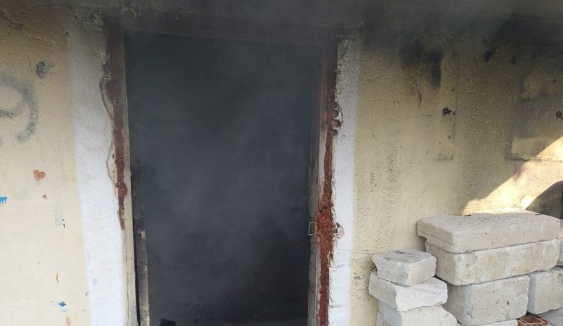 Madde bağımlısı evi ateşe verdi