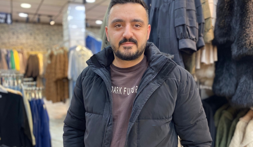 Mağazada ilginç olay, kedi az kalsın elbiseyi götürüyordu