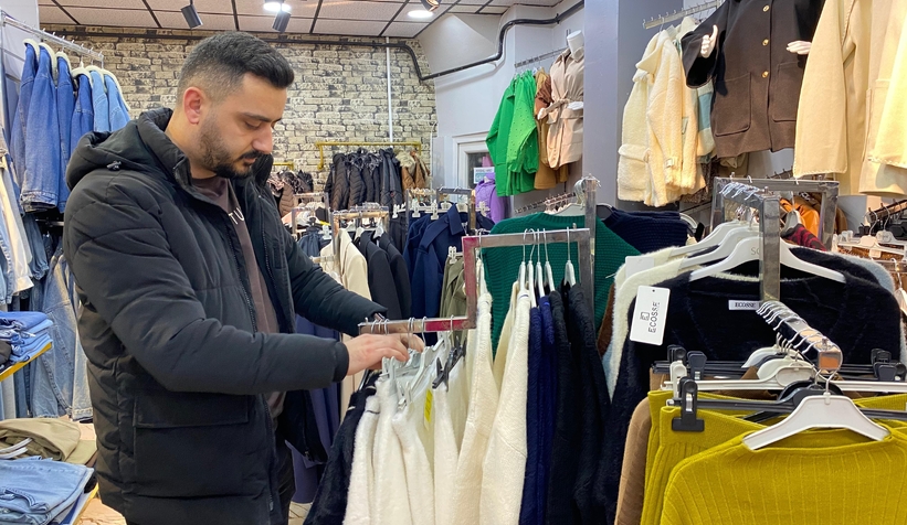 Mağazada ilginç olay, kedi az kalsın elbiseyi götürüyordu