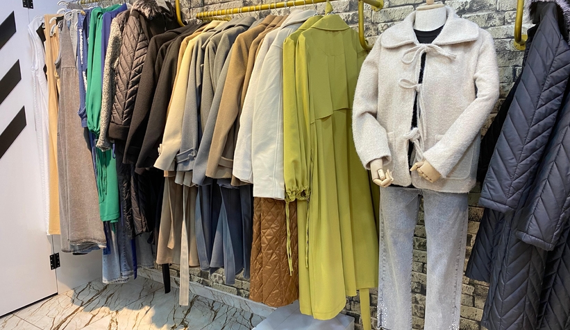 Mağazada ilginç olay, kedi az kalsın elbiseyi götürüyordu