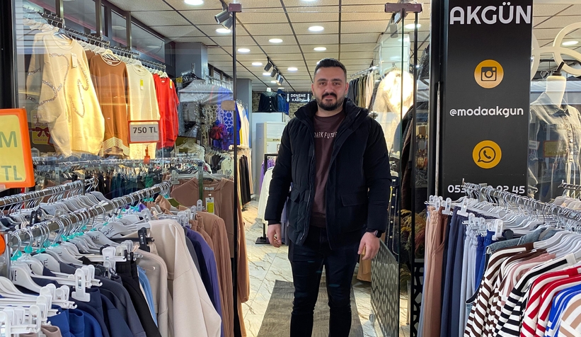 Mağazada ilginç olay, kedi az kalsın elbiseyi götürüyordu