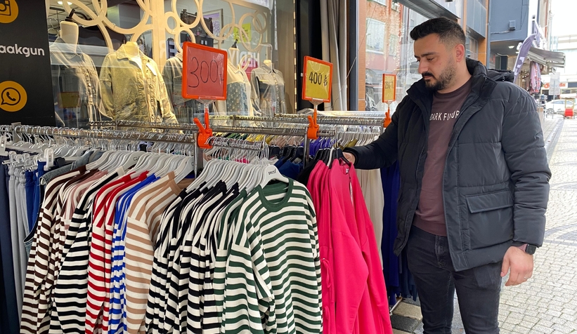 Mağazada ilginç olay, kedi az kalsın elbiseyi götürüyordu