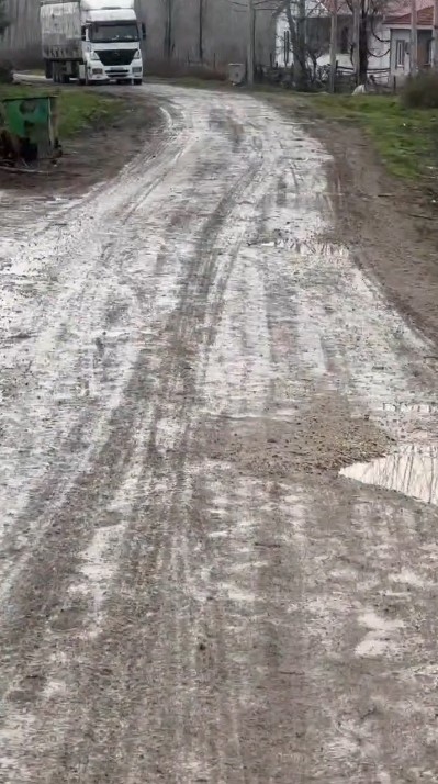 Mahalle çamur içinde