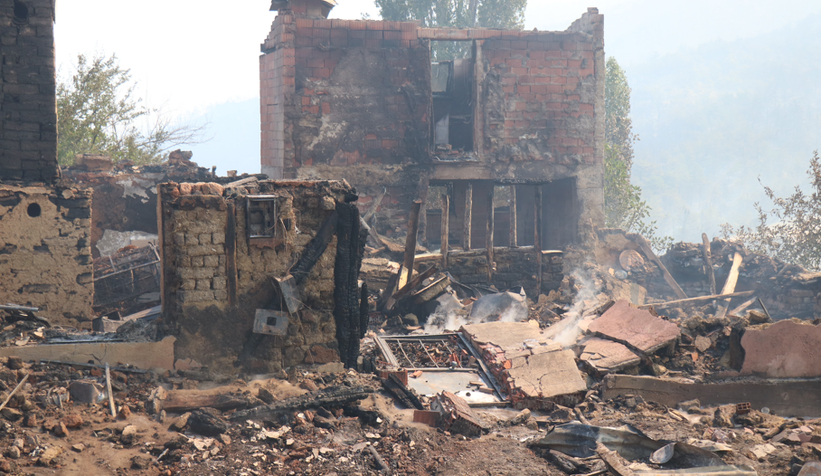 Mahalledeki evler kül oldu, geriye harabe kaldı