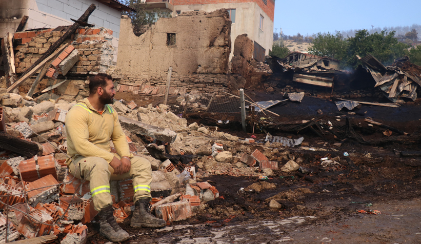 Mahalledeki evler kül oldu, geriye harabe kaldı