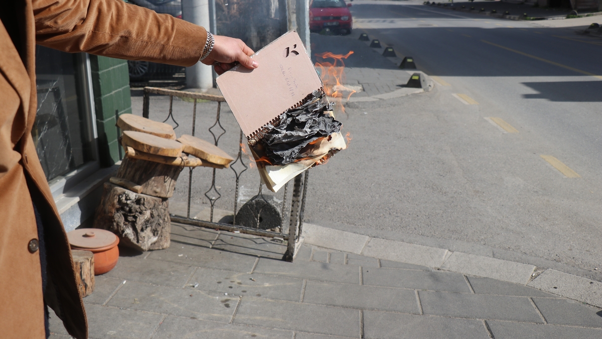 Mahallelinin bakkal borcunu ödedi