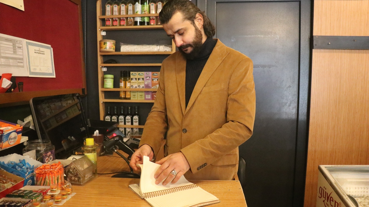 Mahallelinin bakkal borcunu ödedi