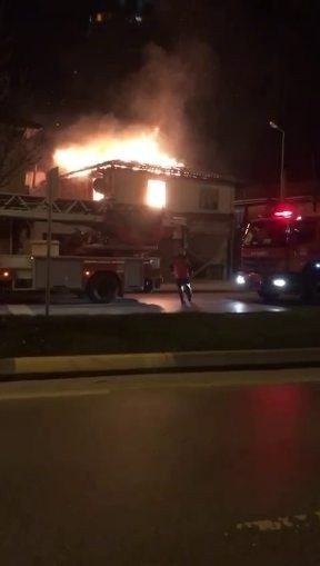 Mahalleliyi sokağa döken yangın söndürüldü