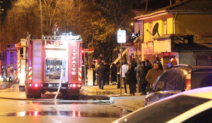 Mahalleliyi sokağa döken yangın söndürüldü