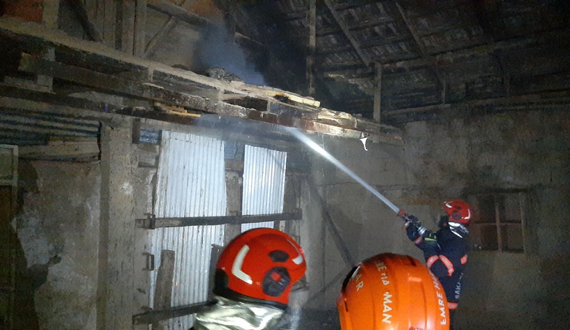 Mahalleyi sokağa döken yangın ihbarı