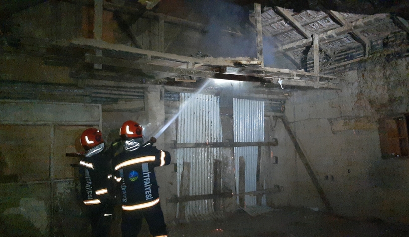 Mahalleyi sokağa döken yangın ihbarı