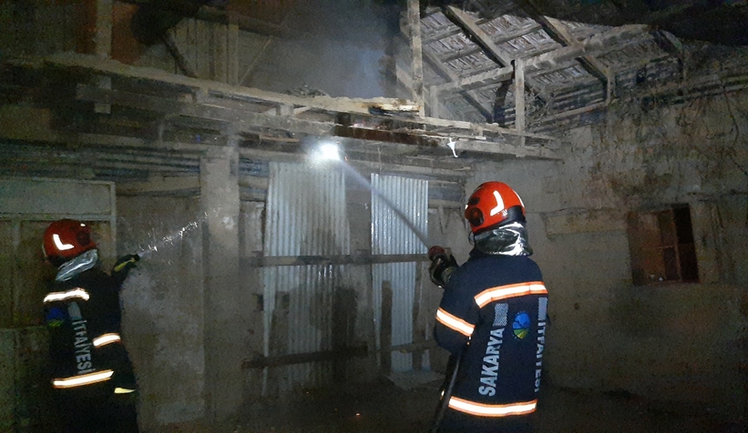 Mahalleyi sokağa döken yangın ihbarı