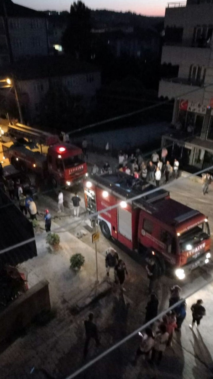 Mahalleyi sokağa döken yangın