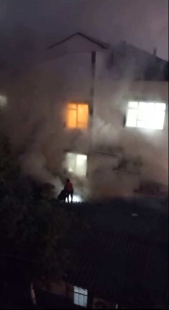 Mahalleyi sokağa döken yangın