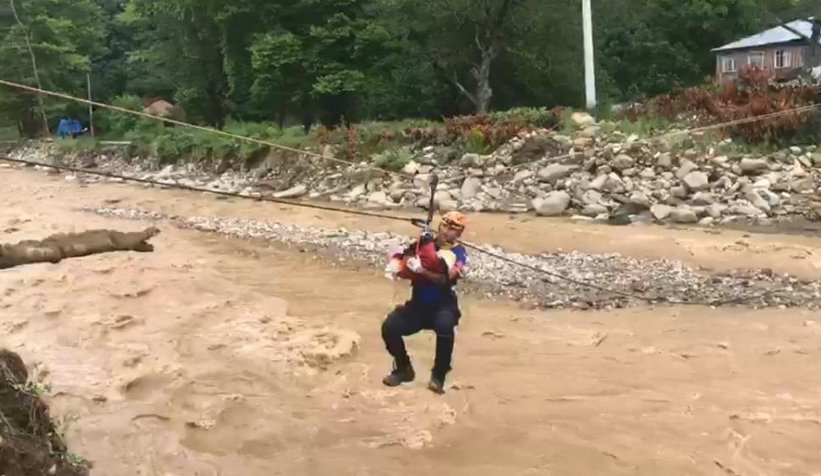 Mahsur kalan 7 kişilik aile, halatlarla kurtarıldı